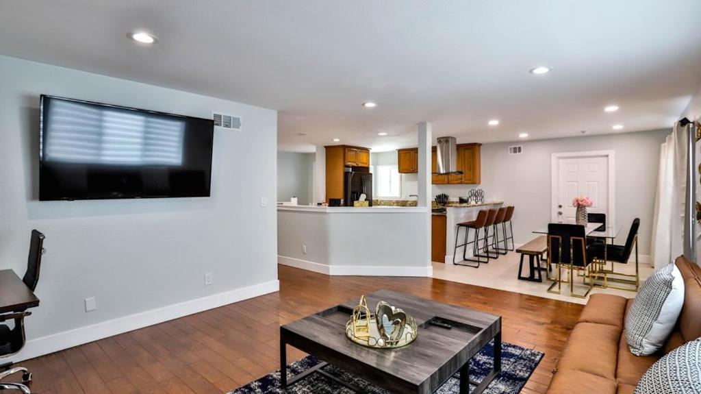 H&H Modern Lux 4Bd 1 King Suite 3 Queen Socal Disney Westminster Exterior photo