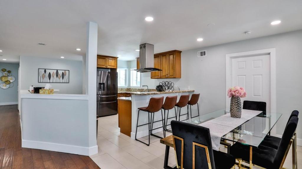 H&H Modern Lux 4Bd 1 King Suite 3 Queen Socal Disney Westminster Exterior photo