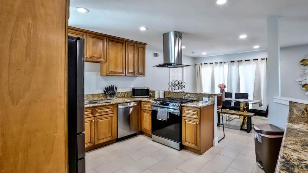 H&H Modern Lux 4Bd 1 King Suite 3 Queen Socal Disney Westminster Exterior photo