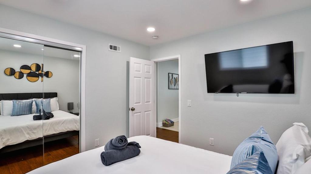 H&H Modern Lux 4Bd 1 King Suite 3 Queen Socal Disney Westminster Exterior photo