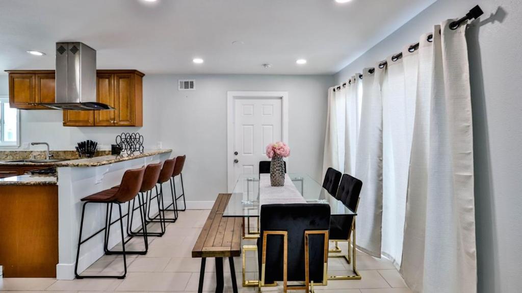 H&H Modern Lux 4Bd 1 King Suite 3 Queen Socal Disney Westminster Exterior photo